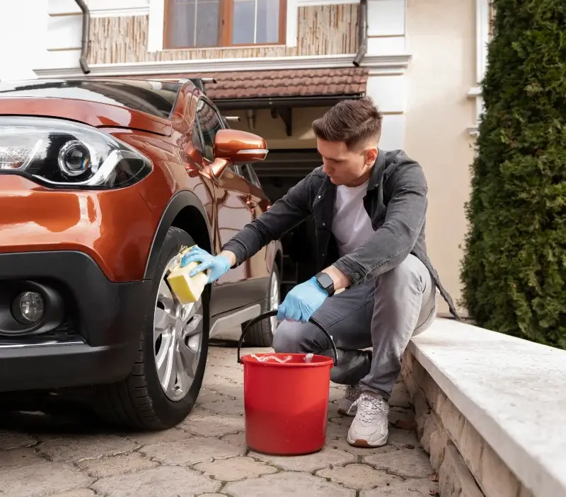 Lavage auto à domicile Saint-Saturnin : professionnel intervenant sur un véhicule